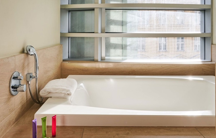 Jacuzzi Courtyard Room