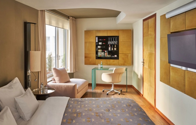 Jacuzzi Courtyard Room
